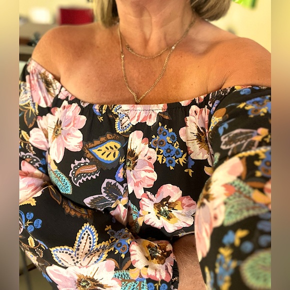 Love Stitch Floral Off the Shoulder Top. Size L. - Picture 3 of 3